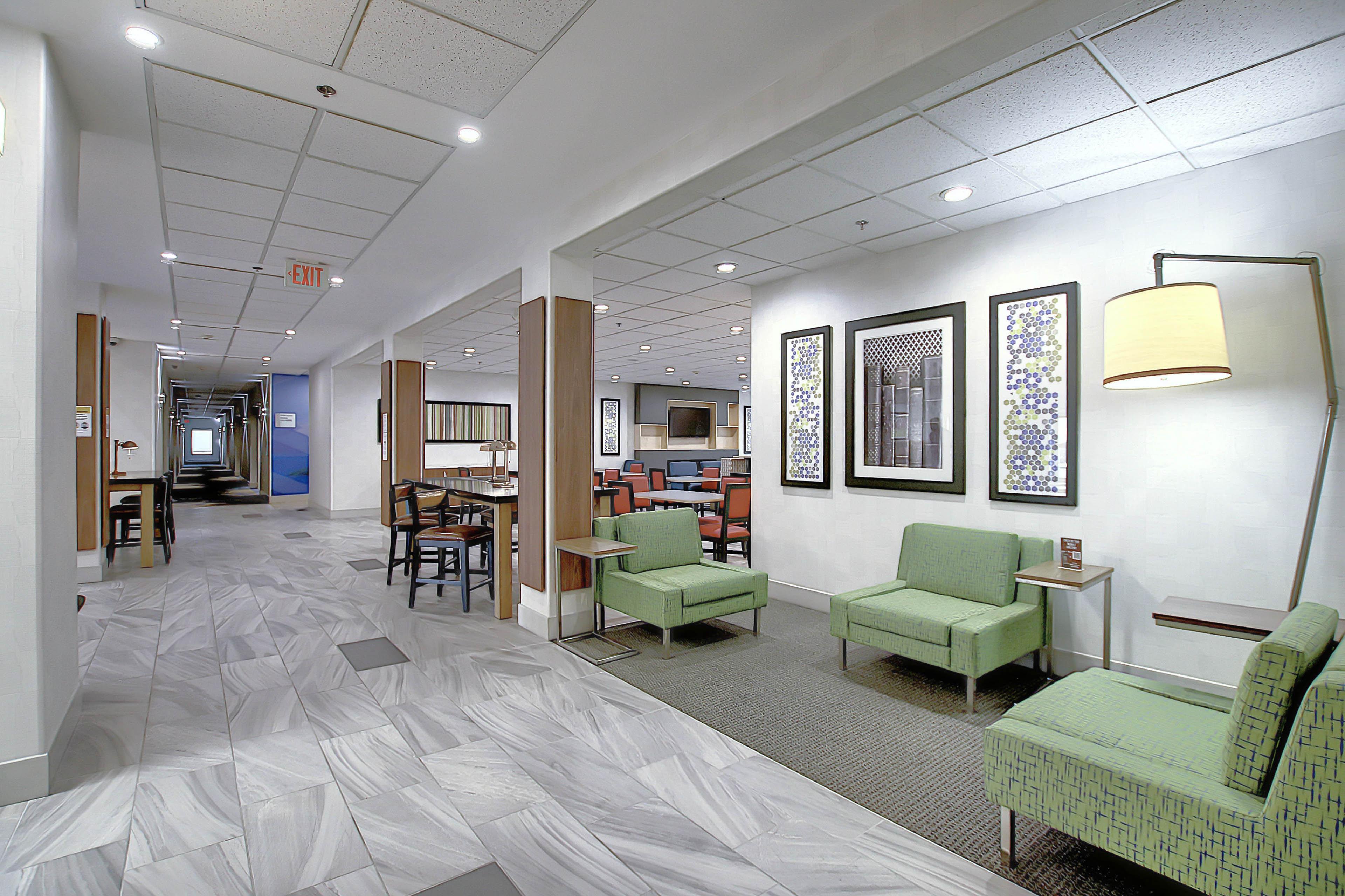 Holiday Inn Express Airport Calgary By Ihg Eksteriør billede